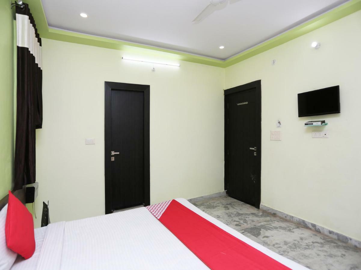 Oyo 27686 Hotel Chandra Garden Govardhan Екстериор снимка